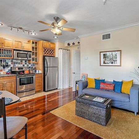 Wine-Dine-Sunshine Cozy Flat In The Heart Of Dtsp Villa St. Petersburg Eksteriør bilde