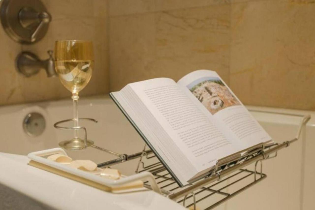 Wine-Dine-Sunshine Cozy Flat In The Heart Of Dtsp Villa St. Petersburg Eksteriør bilde