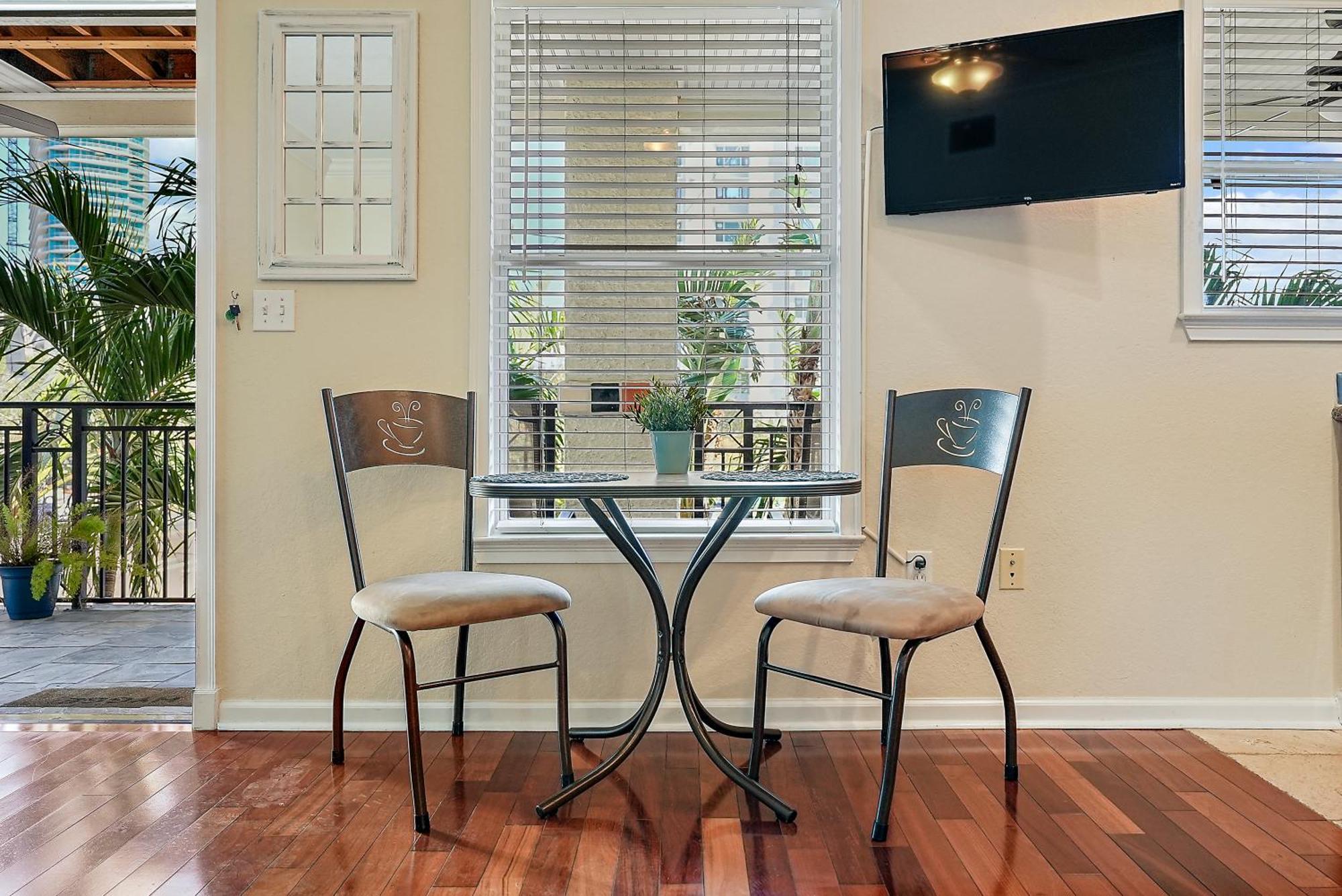 Wine-Dine-Sunshine Cozy Flat In The Heart Of Dtsp Villa St. Petersburg Eksteriør bilde