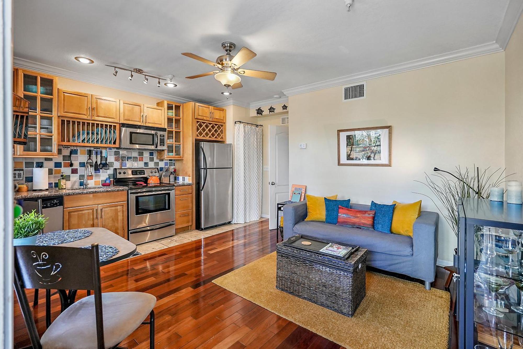 Wine-Dine-Sunshine Cozy Flat In The Heart Of Dtsp Villa St. Petersburg Eksteriør bilde