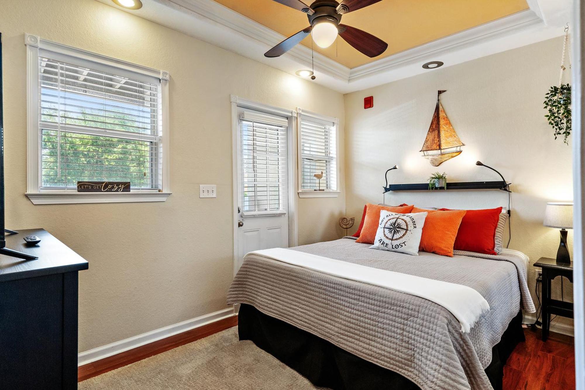 Wine-Dine-Sunshine Cozy Flat In The Heart Of Dtsp Villa St. Petersburg Eksteriør bilde