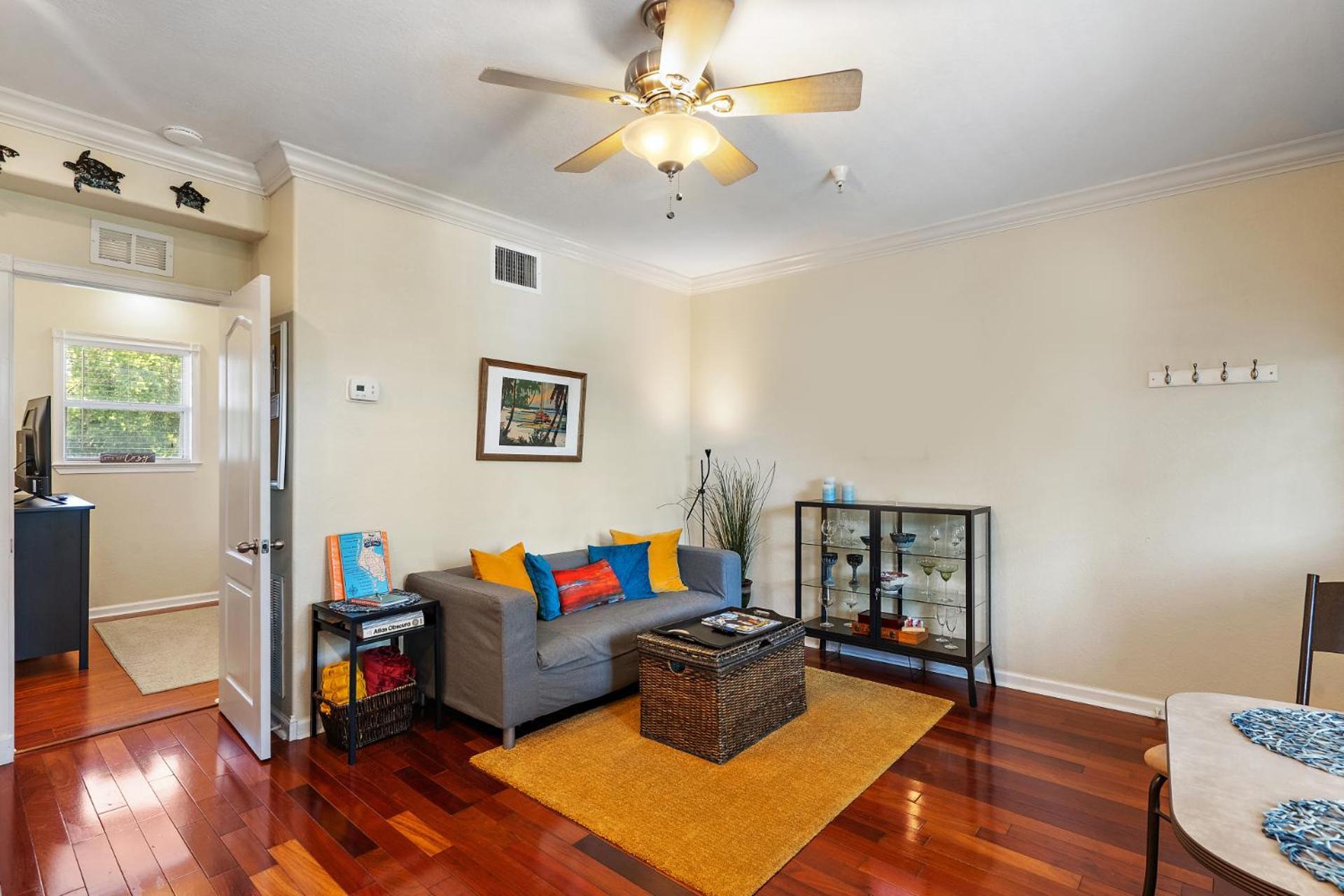 Wine-Dine-Sunshine Cozy Flat In The Heart Of Dtsp Villa St. Petersburg Eksteriør bilde