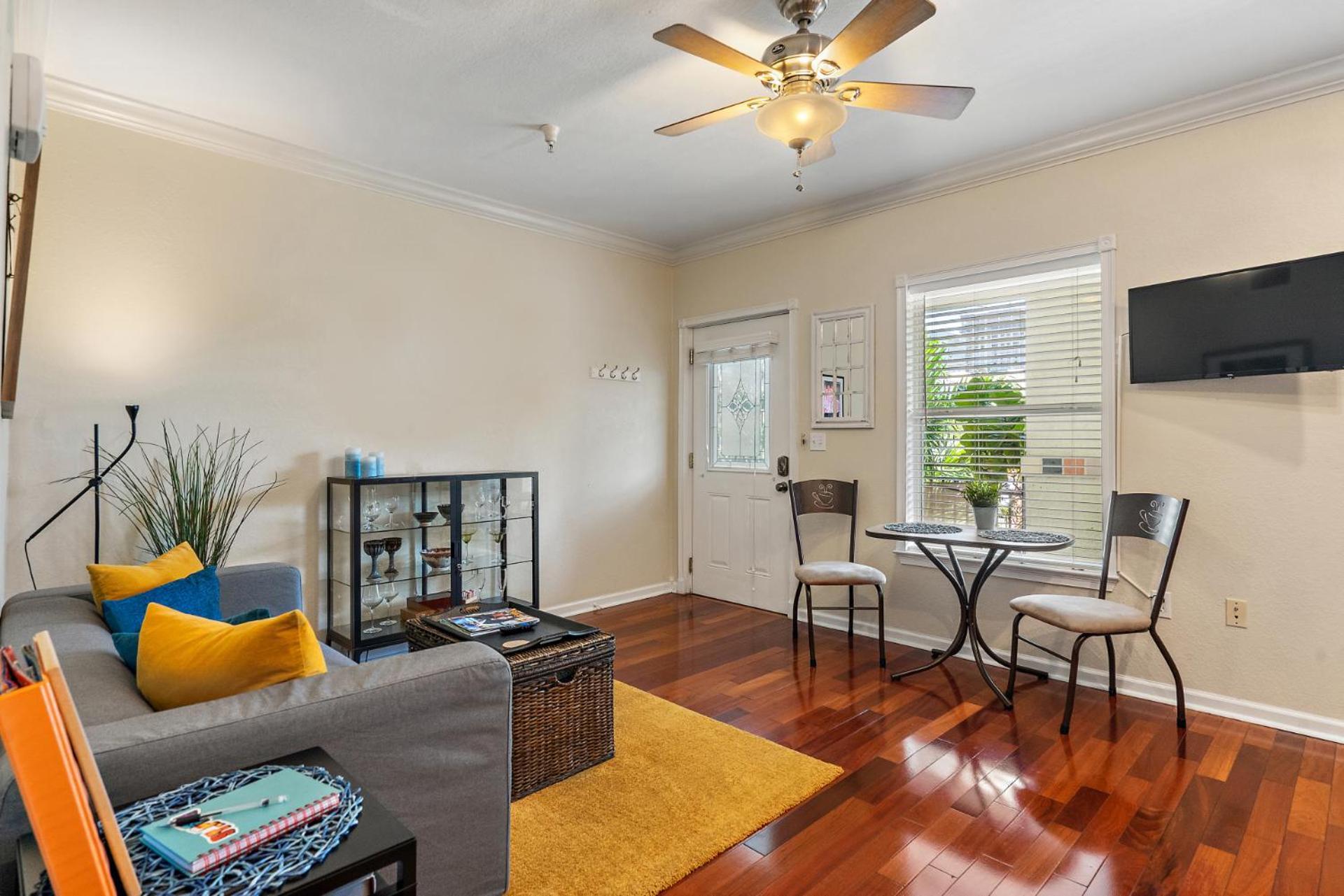 Wine-Dine-Sunshine Cozy Flat In The Heart Of Dtsp Villa St. Petersburg Eksteriør bilde