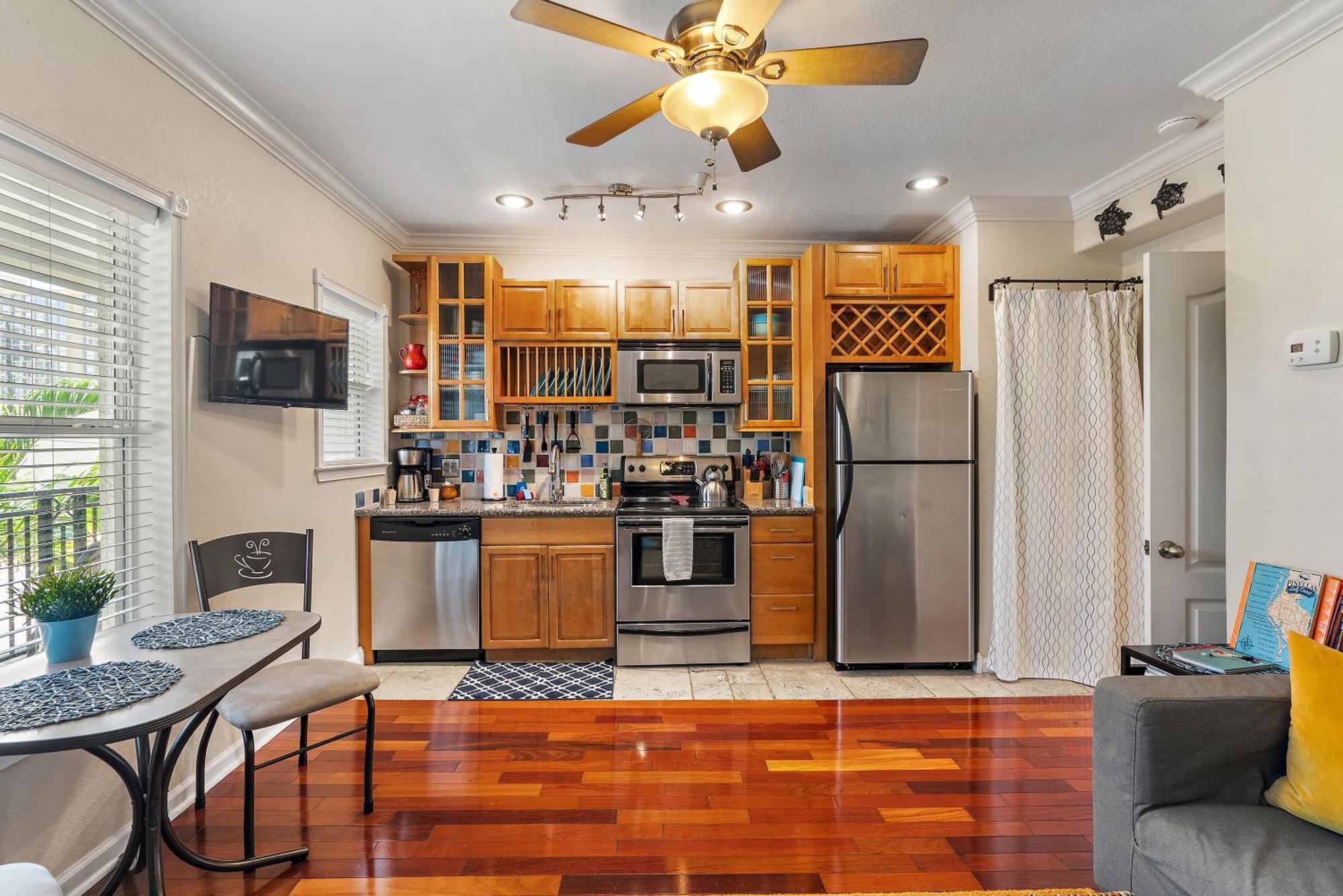 Wine-Dine-Sunshine Cozy Flat In The Heart Of Dtsp Villa St. Petersburg Eksteriør bilde
