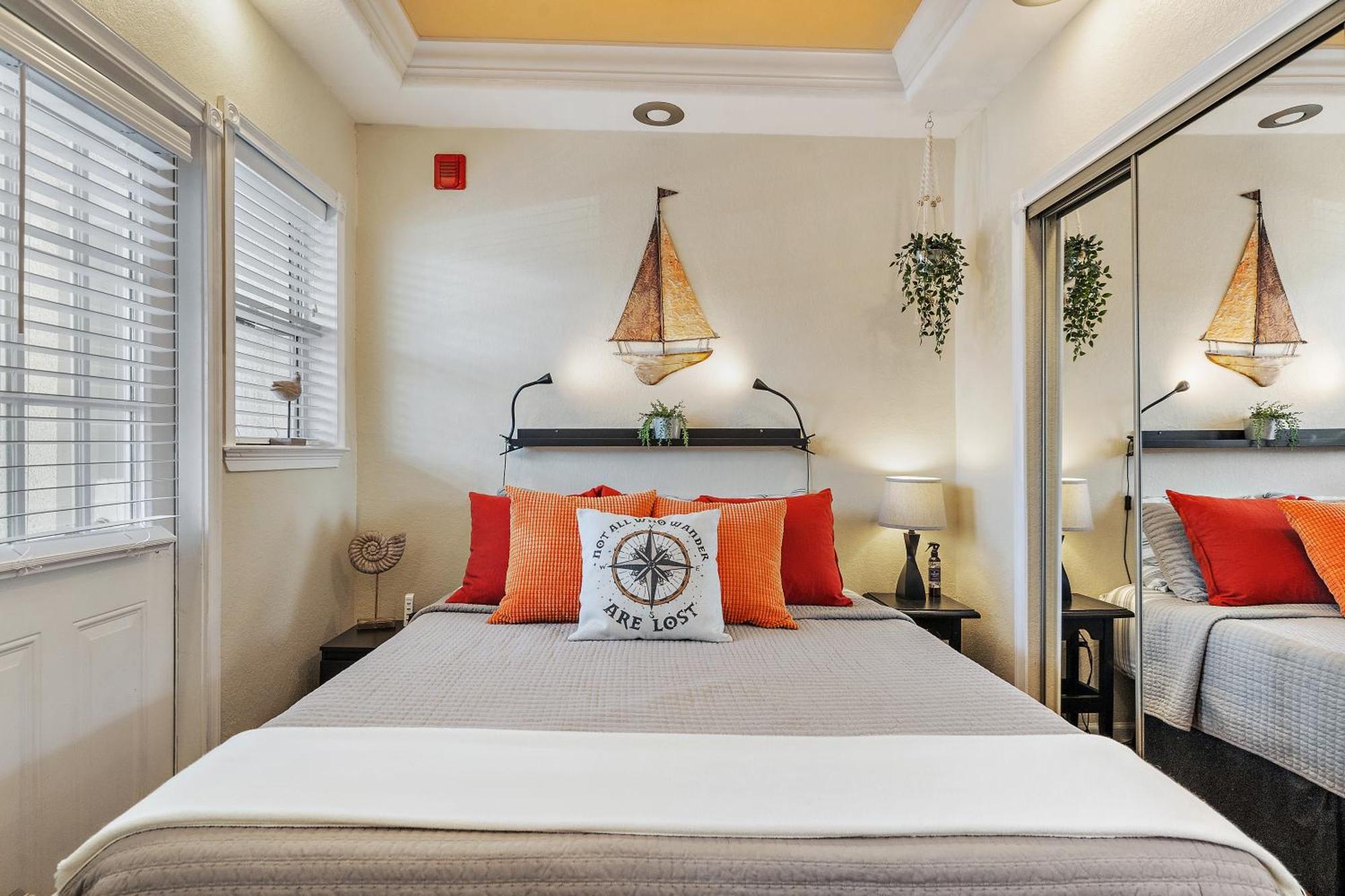 Wine-Dine-Sunshine Cozy Flat In The Heart Of Dtsp Villa St. Petersburg Eksteriør bilde