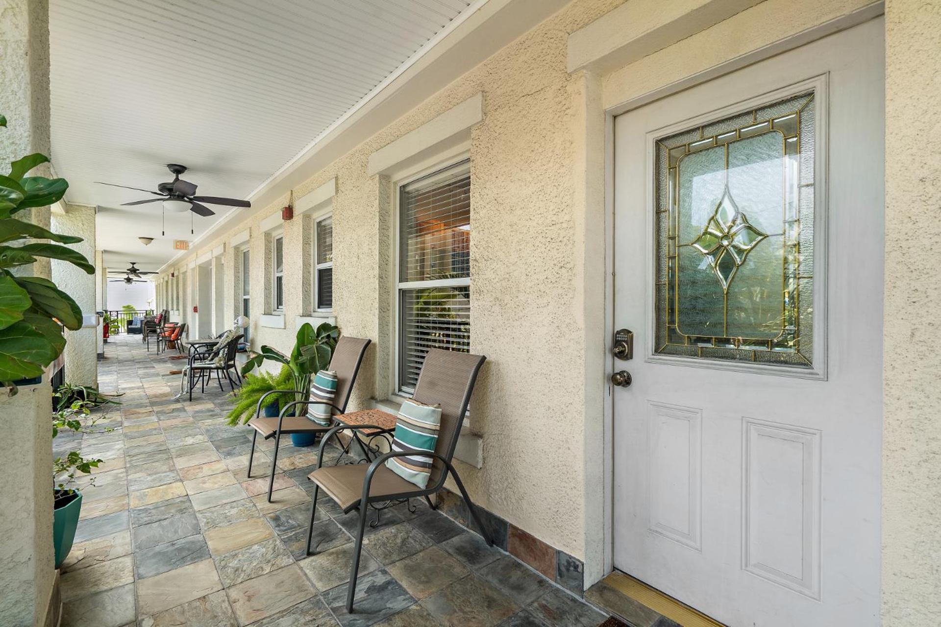 Wine-Dine-Sunshine Cozy Flat In The Heart Of Dtsp Villa St. Petersburg Eksteriør bilde